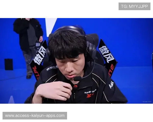 JDG中路抓到落单，闪现一套直接带走